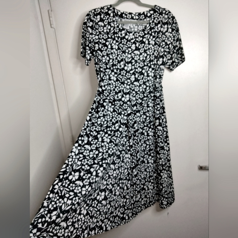 Diane Von Furstrnburg (Size 12) Black & White Cotton Floral Print SS Shift Dress